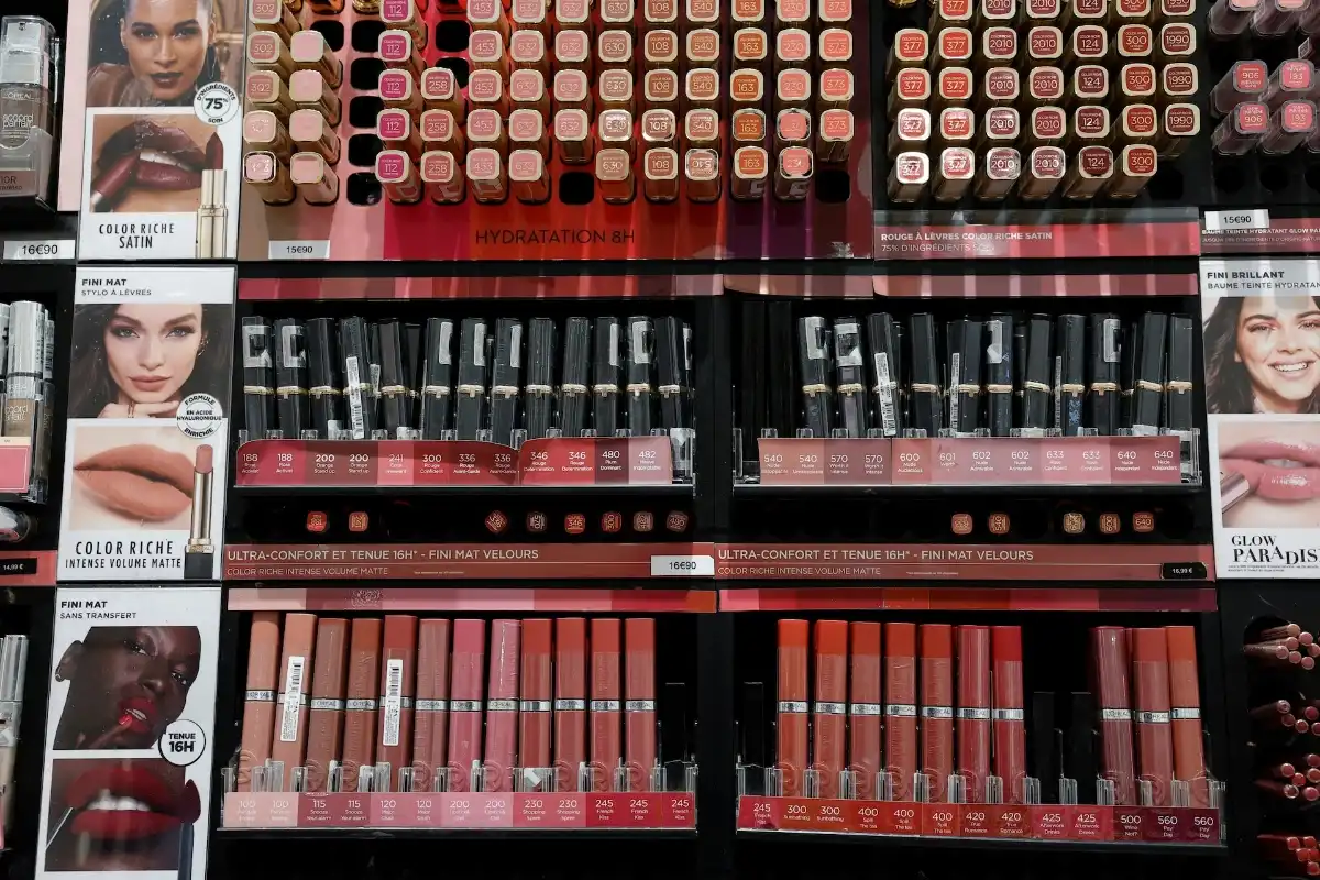 Doanh số quý gần nhất của L’Oréal tăng 6%, Estée Lauder Companies ghi nhận mức tăng 4%.