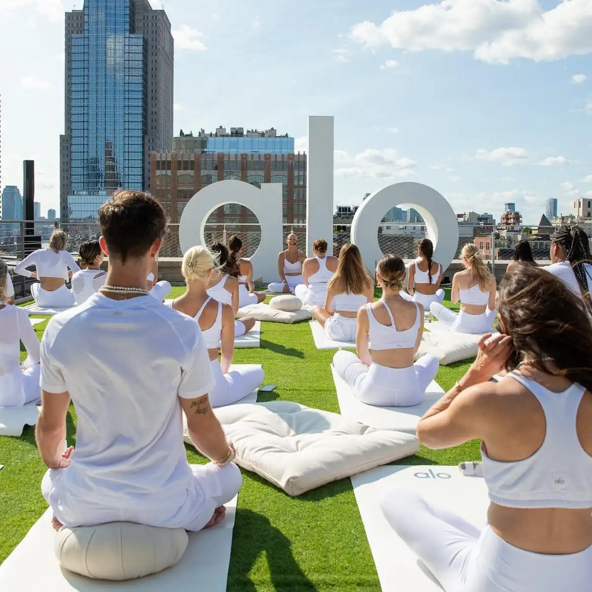 Alo đã xây dựng một hệ sinh thái thương hiệu gắn chặt với nhịp sinh hoạt hằng ngày.